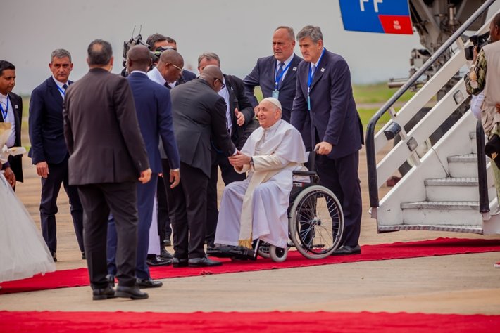 Pope Francis received by the Prime Minister of the DRC Jean Michael Sama Lukonde January 31, 2023, at N’Djili International Airport (Photo by Kevin Ngandu Katayi, Shutterstock.com)